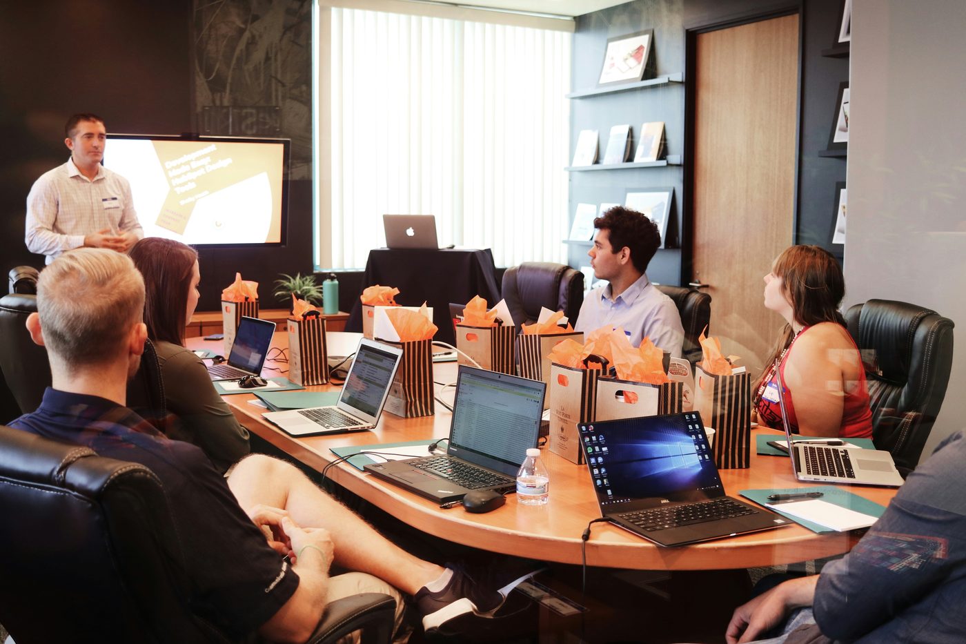 Atelier stratégique en salle de réunion